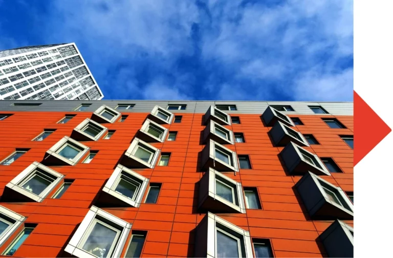 Fechada roja de un edificio, se pueden ver varias ventanas en cuadricula.