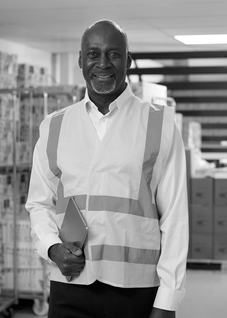 Fotografía de un administrativo de construcciones en un almacen