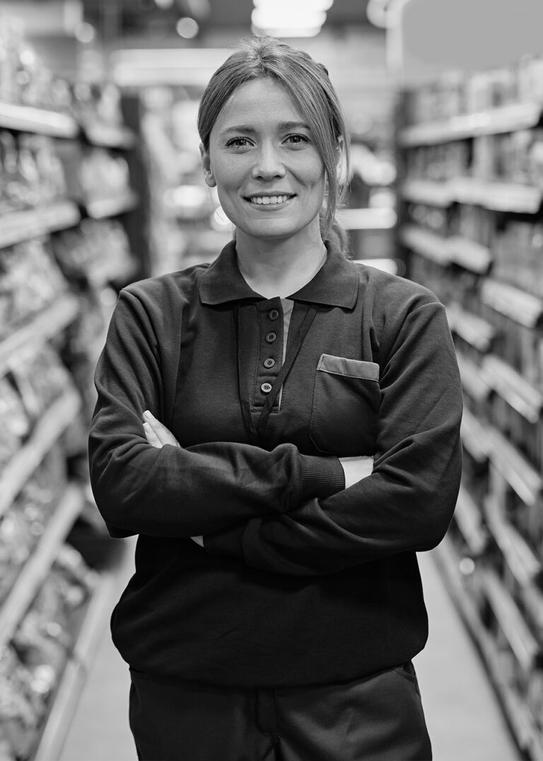 Fotografía de una encargada de una tienda de alimentos