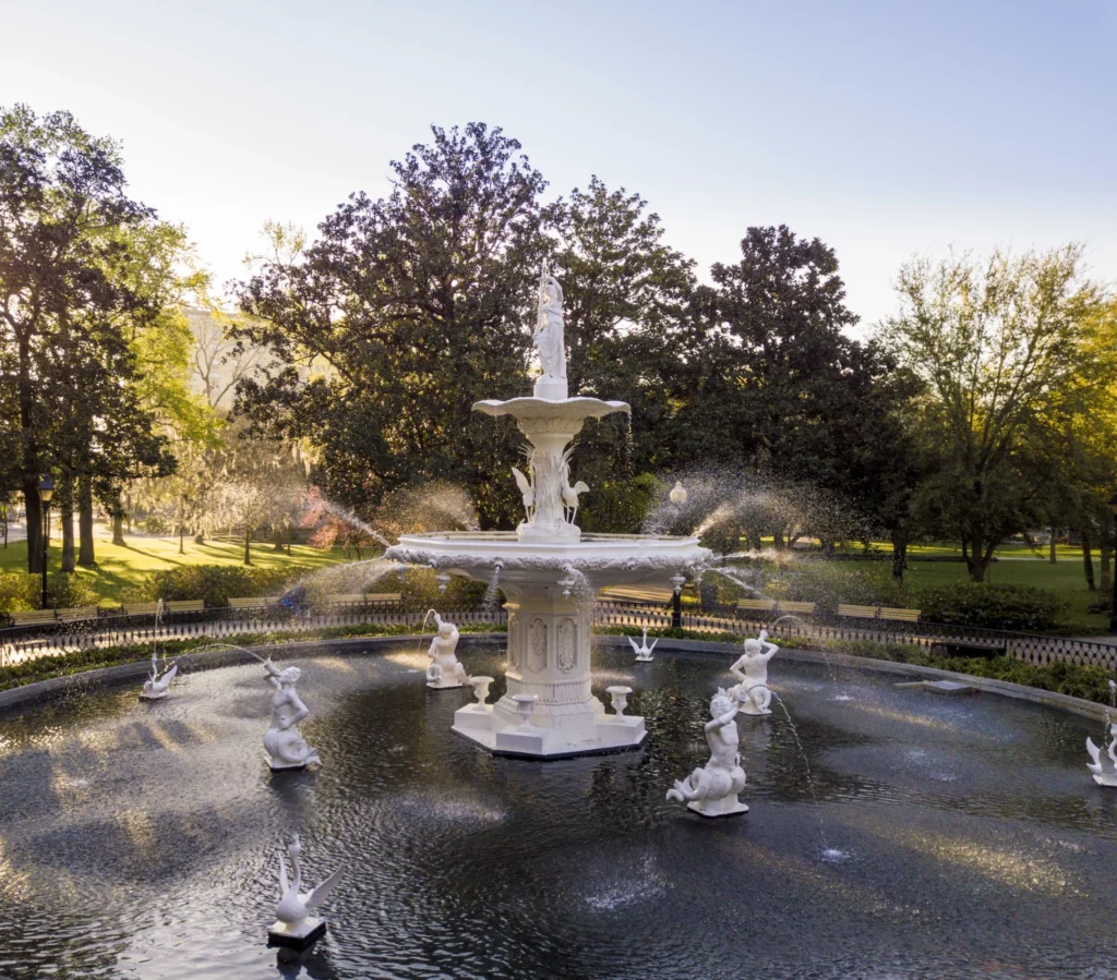 Fotografía de una fuente en medio de un parque