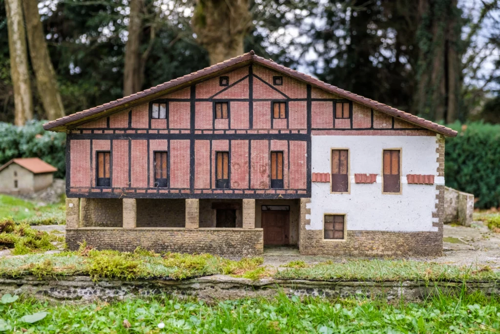 Fotografía de una casa en el bosque