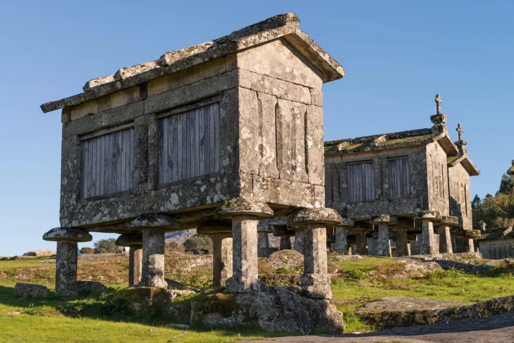 Fotografía de un hórreo antiguo gallego